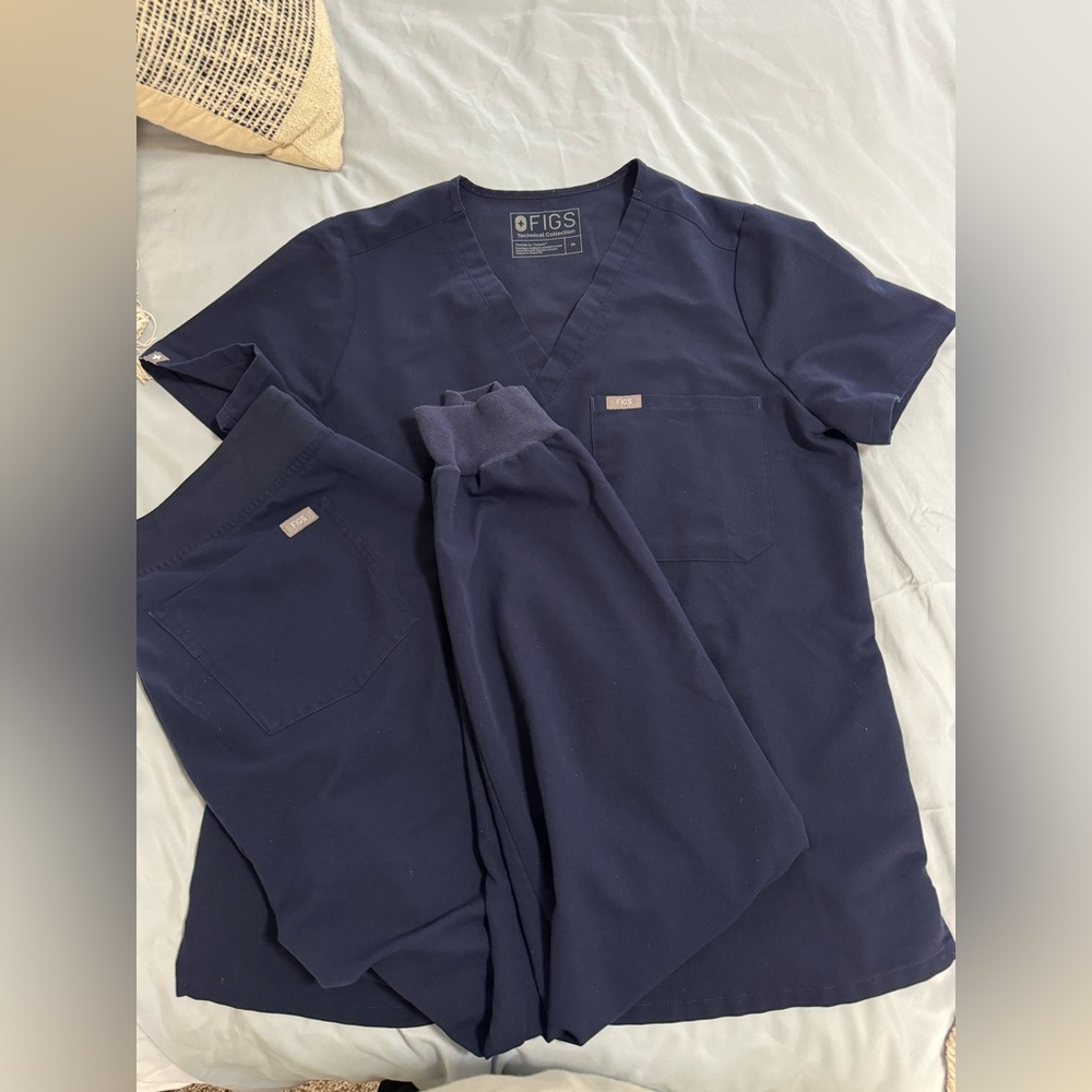 Navy blue Zamora Joggers and Caterina Single Pocket Top.